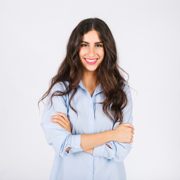 Photo smiling woman with arms crossed