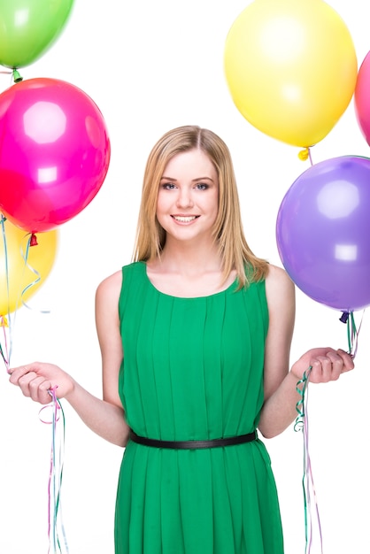 Foto donna sorridente con palloncini colorati