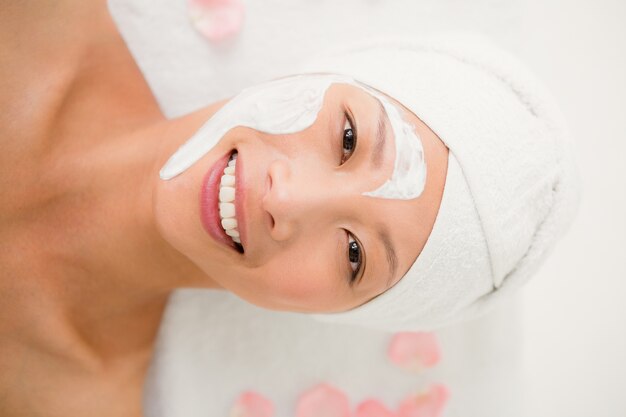 Photo smiling woman with cream treatment