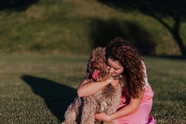 Photo smiling woman with dog on field