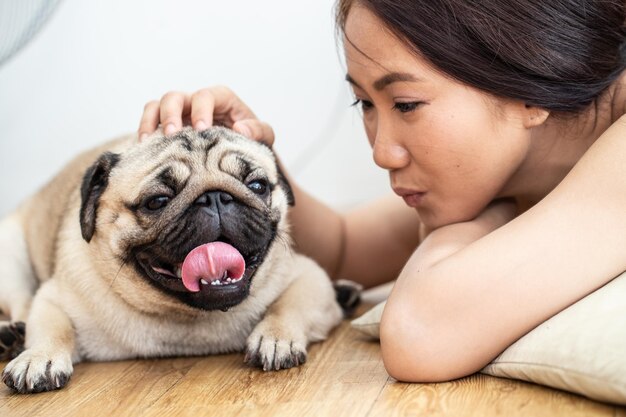 Photo smiling woman with dog at home