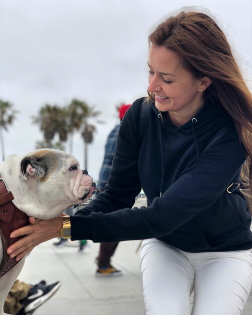 Foto donna sorridente con il cane all'aperto