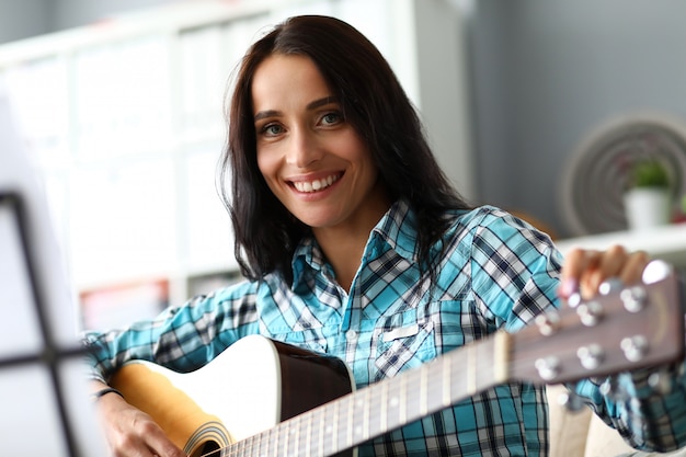 Donna sorridente con la chitarra