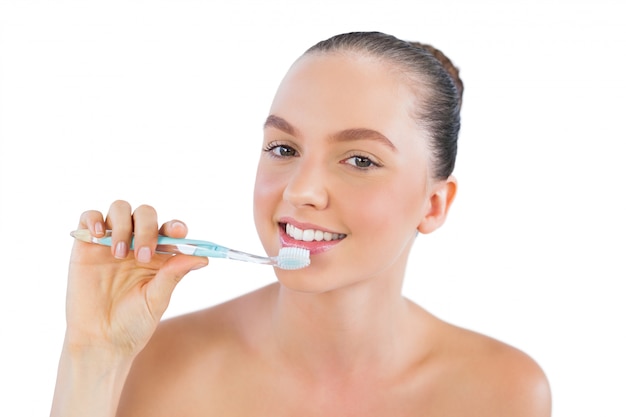 歯ブラシで笑顔の女性