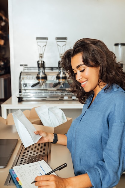 Foto donna sorridente che lavora in un caffè