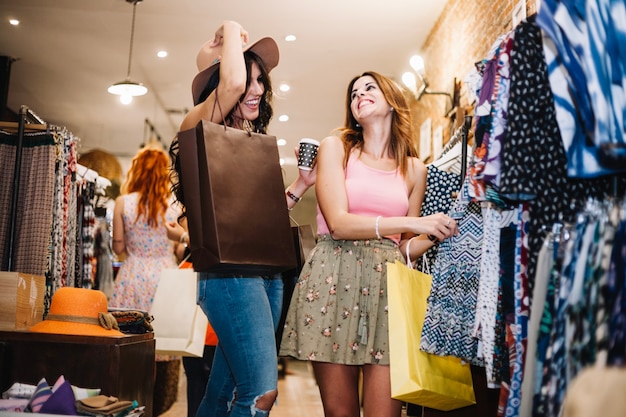 Foto donne sorridenti che scelgono i vestiti