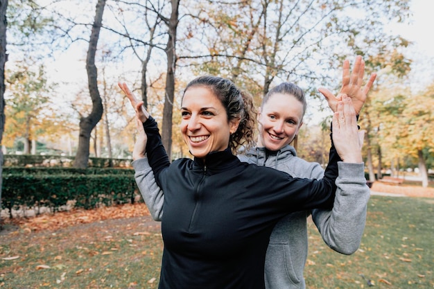 Photo smiling women exercising in park