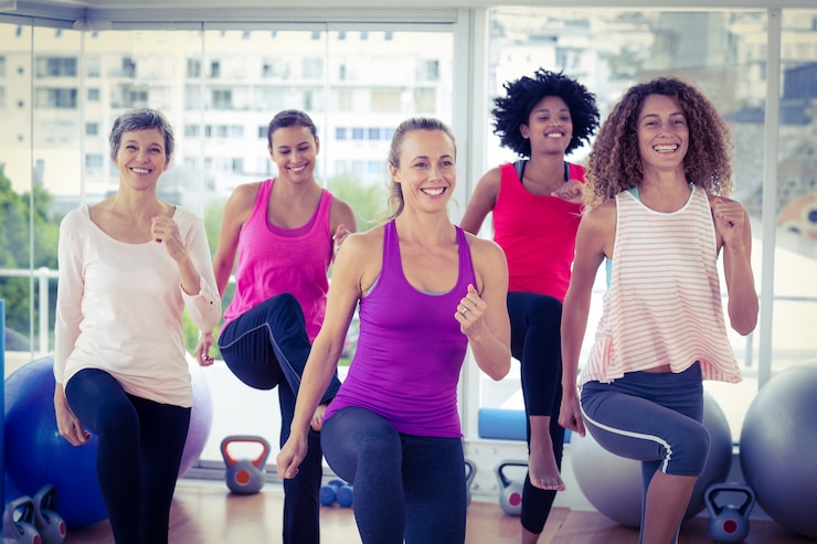 Photo smiling women exercising with clasped hands 
