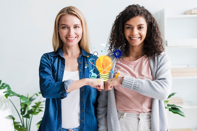 Foto donne sorridenti che esaminano la macchina fotografica