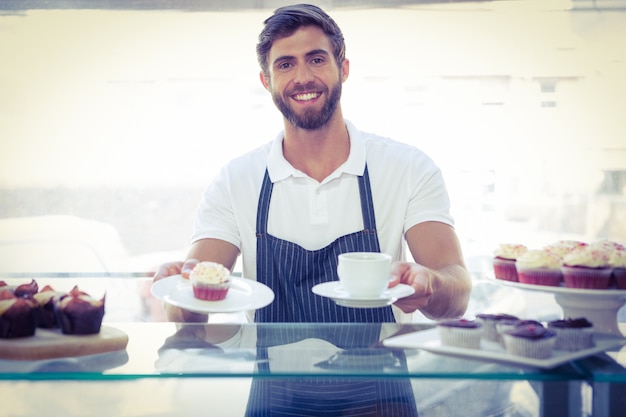 Foto il lavoratore sorridente prepara la colazione