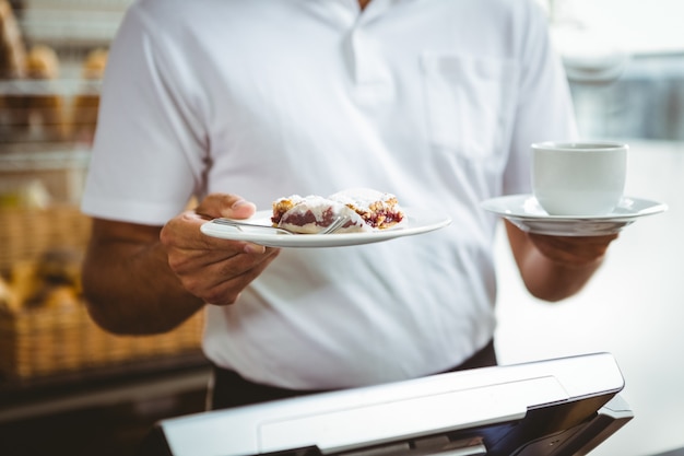 Foto il lavoratore sorridente prepara la colazione