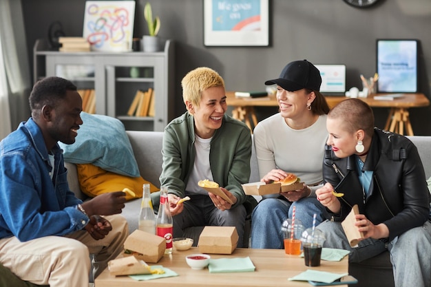 Photo smiling young adults eating fast food