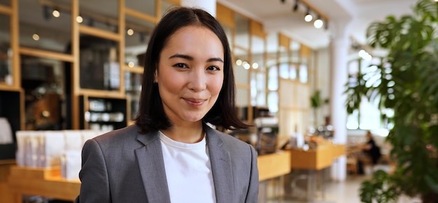 スーツ ポートレート バナーを身に着けている笑顔の若いアジア専門職女性