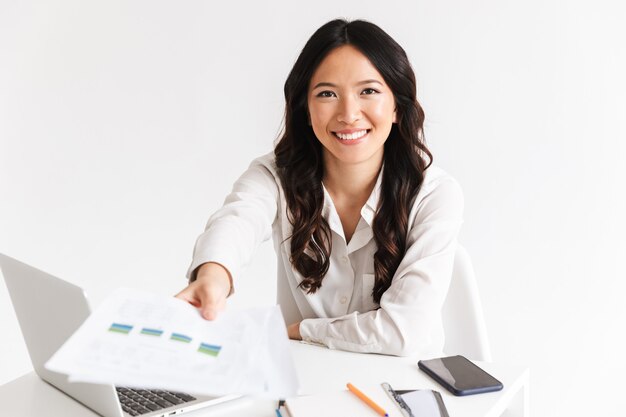 Photo smiling young asian woman giving paper graph