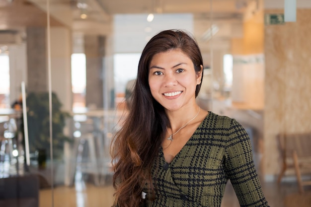 Photo smiling young asian worker in office space