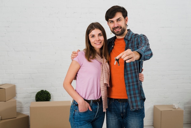 Photo smiling young couple with house keys in their new house