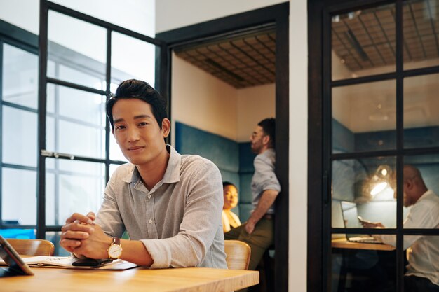 Photo smiling young entrepreneur