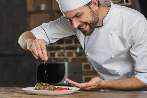 Sorridente spezie giovani condimento maschile sopra il cibo