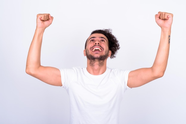 Photo smiling young man against white background