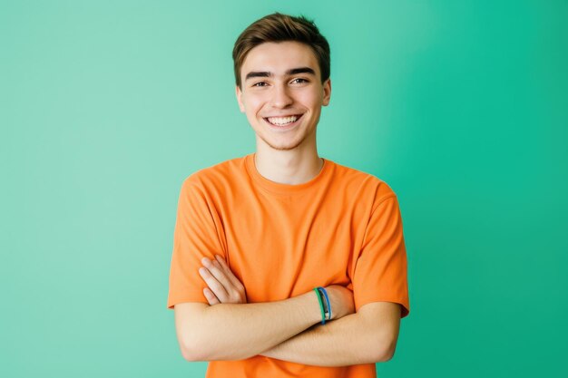 Foto giovane sorridente con una maglietta arancione casuale che posa in studio