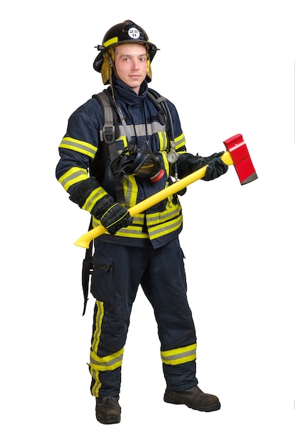 Giovane sorridente in uniforme di vigile del fuoco