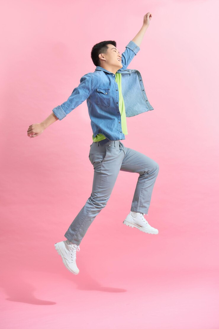 Photo 空中でジャンプする笑顔の若い男