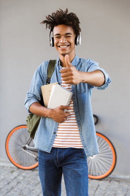 屋外でバックパックと笑顔の若い男