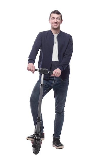 Улыбающийся молодой человек с электрическим скутером