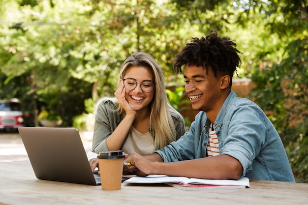 Photo smiling young multiethnic couple spending time together