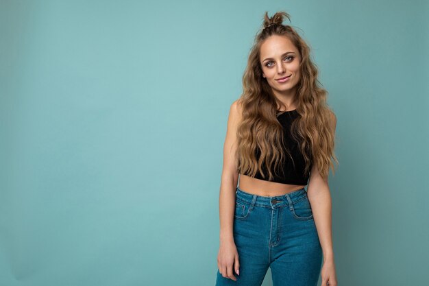 Foto sorridente giovane donna abbastanza carina con emozioni sincere isolate