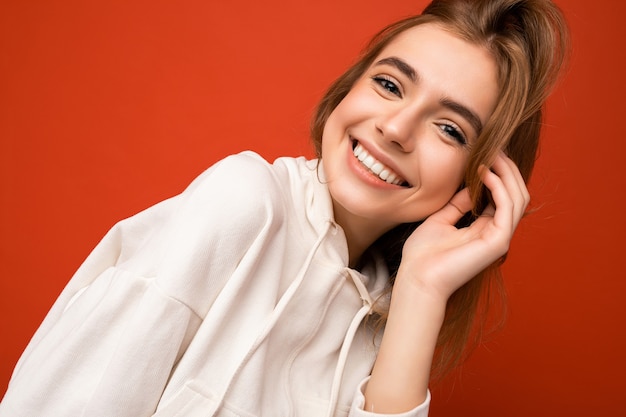 Photo smiling young pretty dark blonde woman with sincere emotions