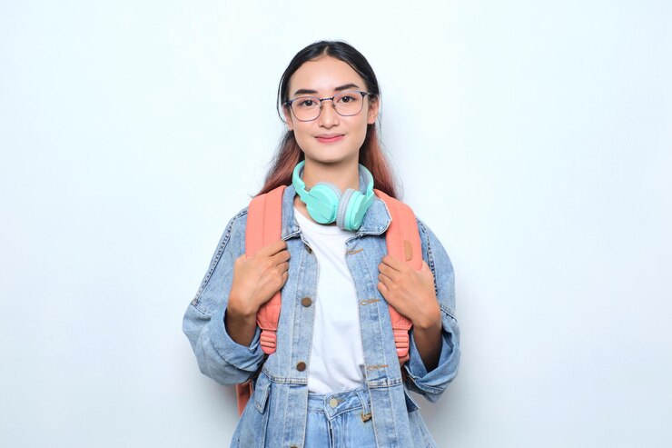 Photo 白い背景で隔離の学校に戻るバックパックを身に着けている笑顔の若いきれいな女性