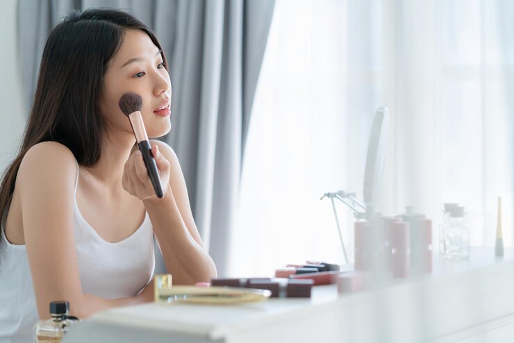 Photo 一位微笑的年輕女人在臉上涂上化<unk>