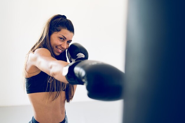 Photo smiling young woman boxing