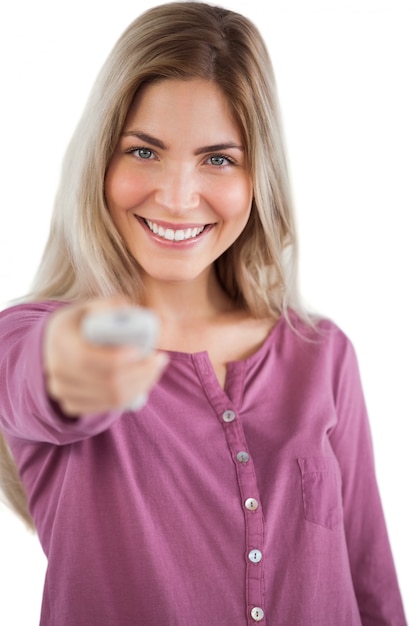 Foto canale cambiante sorridente della giovane donna