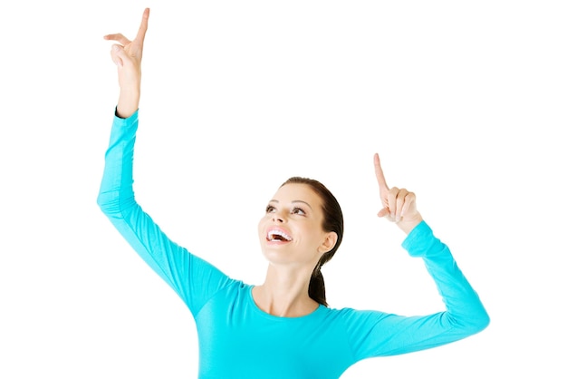 Photo smiling young woman dancing over white background