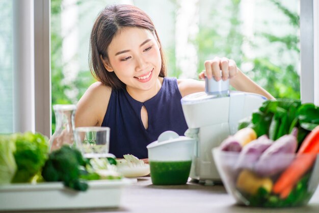 写真 テーブルで食べ物を食べている笑顔の若い女性