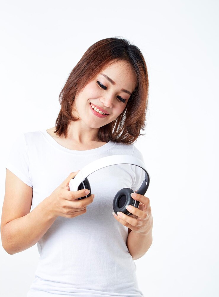 Photo 白い背景にカメラを持った笑顔の若い女性