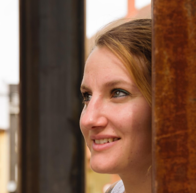 Foto una giovane donna sorridente che guarda da un'altra parte