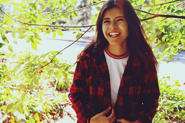 Photo smiling young woman looking away