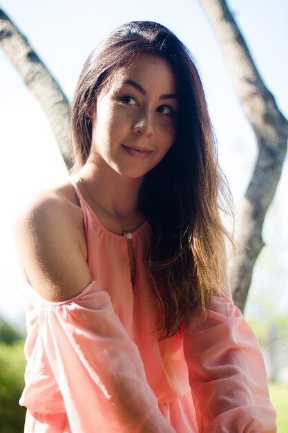 Photo smiling young woman looking away