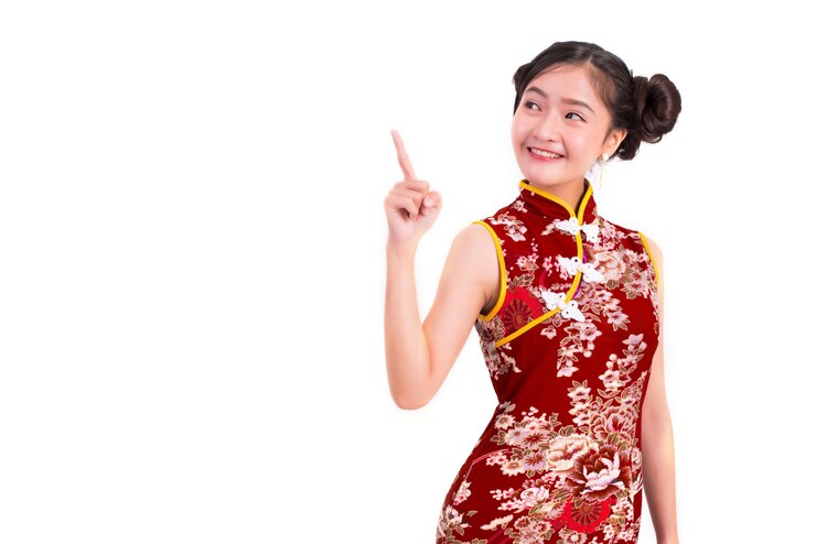 Photo 白い背景を指し示す笑顔の若い女性