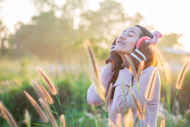 写真 笑顔の若い女性が植物の中に立っています