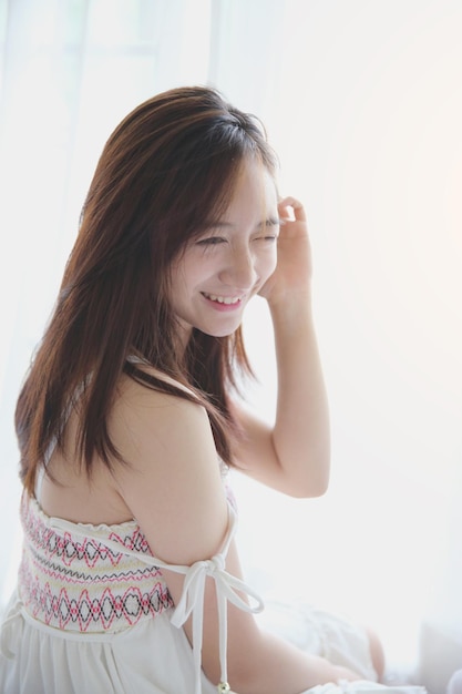 幕のそばに立っている笑顔の若い女性