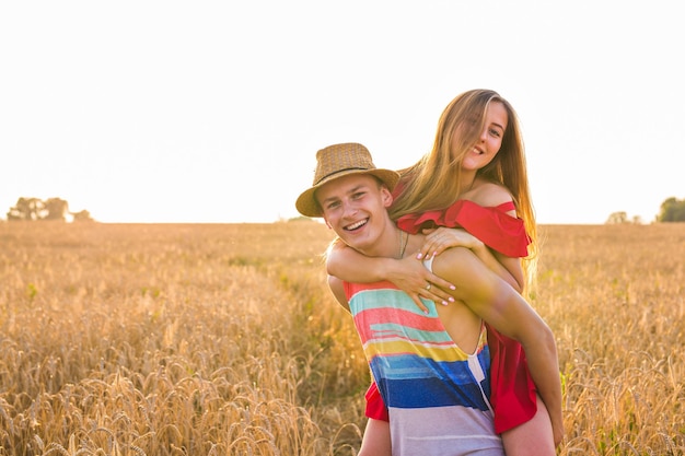 Photo smiling young woman standing on field against sky