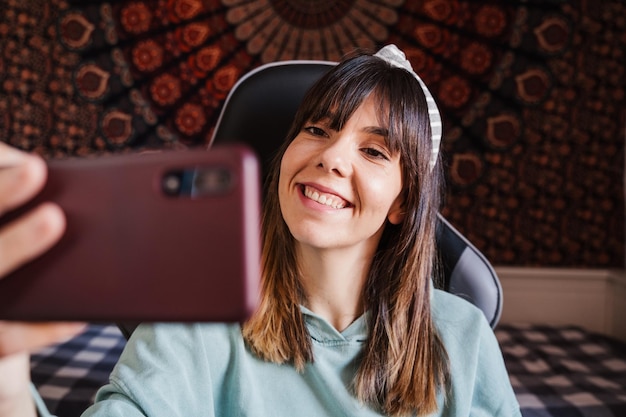 Foto giovane donna sorridente che si fa un selfie con il cellulare