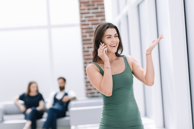 Sorridente giovane donna che parla su un telefono cellulare.foto con copia spazio