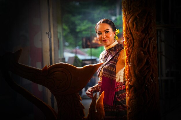 Photo smiling young woman in traditional clothes