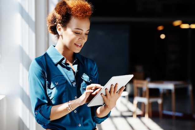 Photo smiling young woman using mobile phone