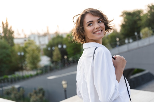 屋外を歩く若い女性の笑顔